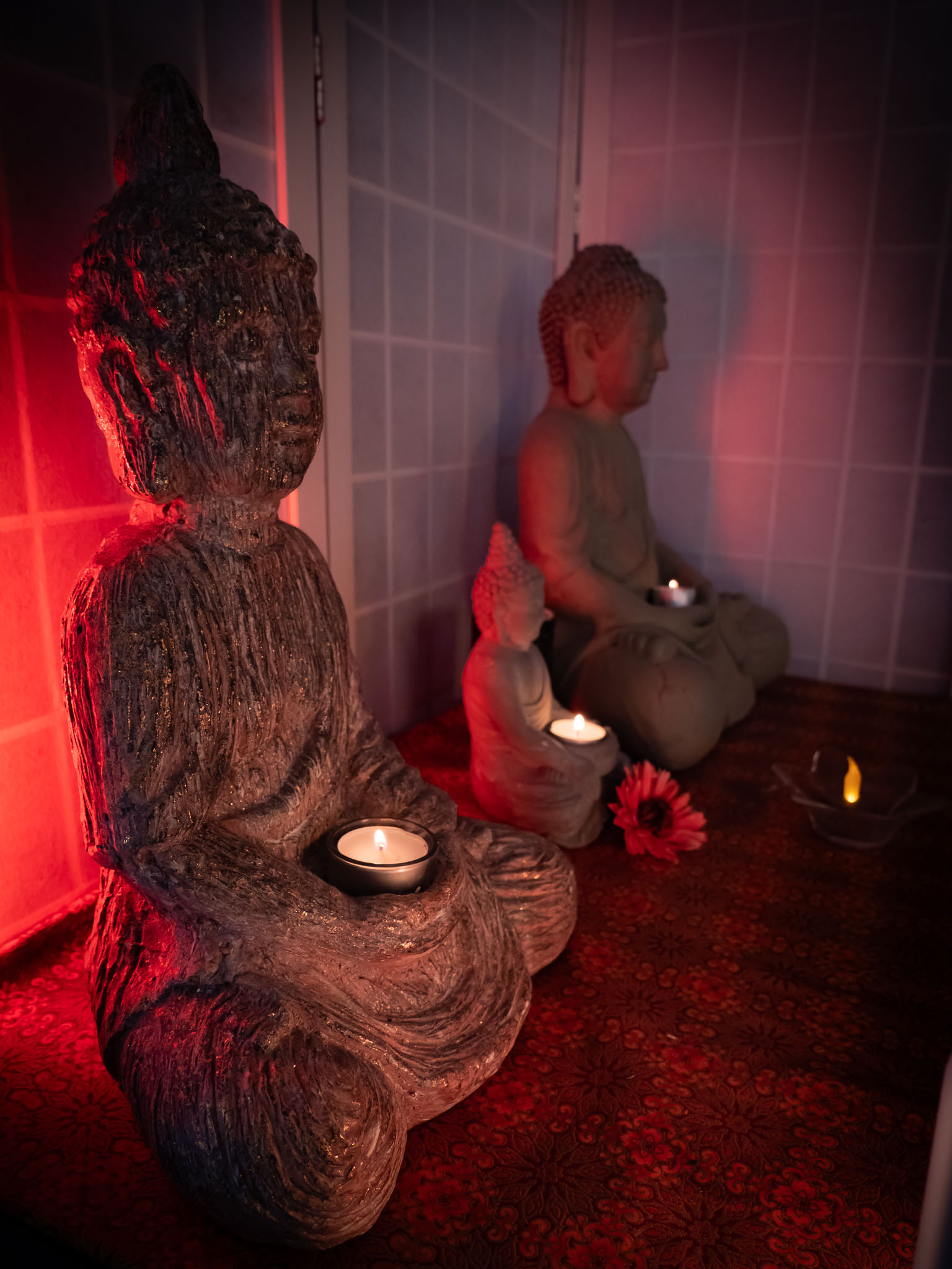 Foto von buddhistischen Statuen im Thai-Massage Geschäft