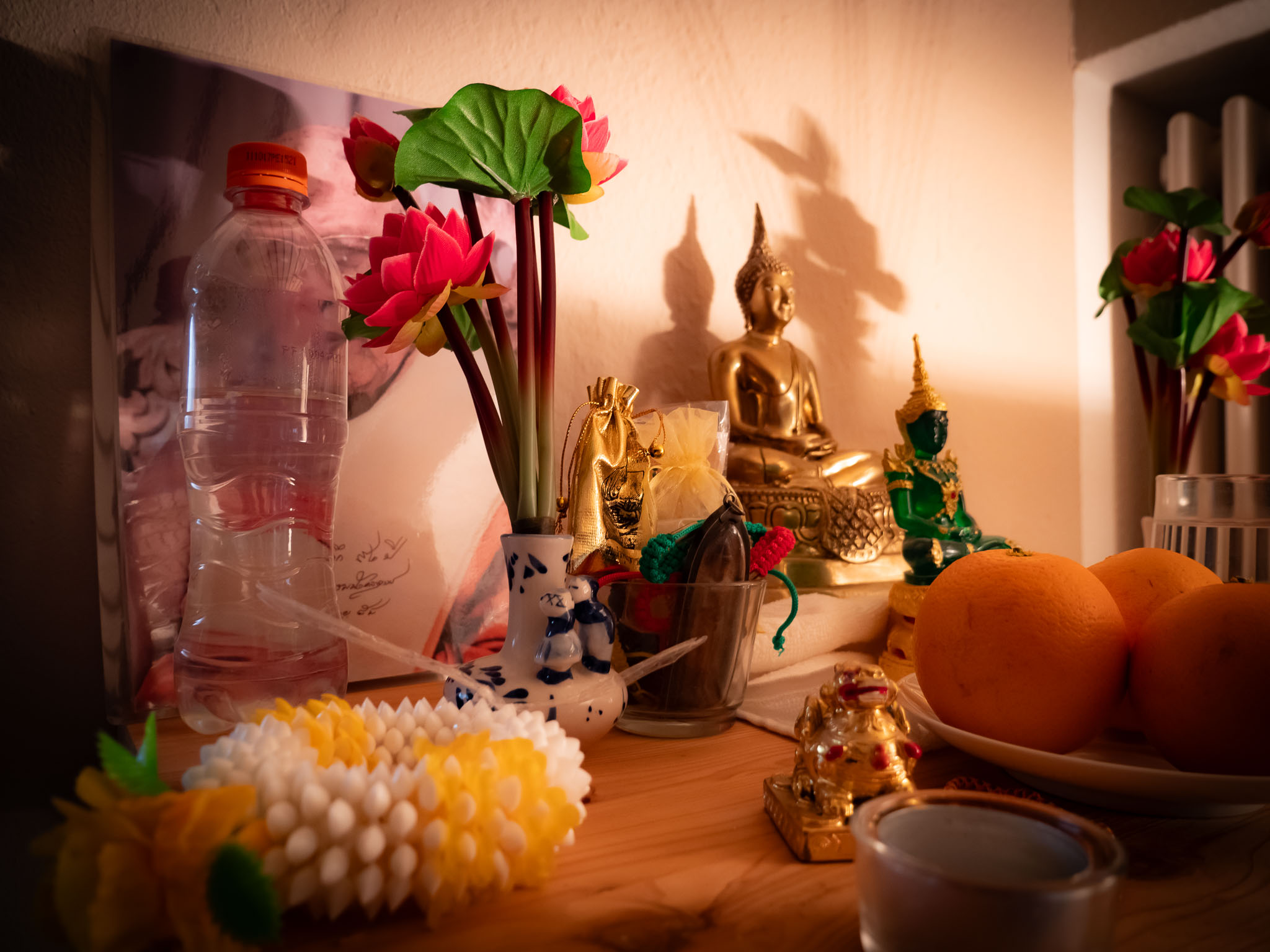 Foto von buddhistischen Statuen & Dekoration im Thai-Massage Geschäft